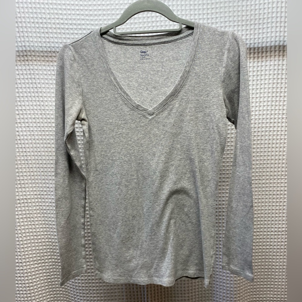 LIKE NEW GAP FAVORITE GREY LONG SLEEVE SHIRT